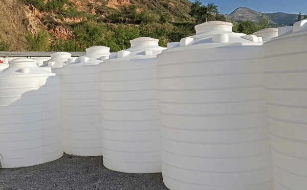 化工液体储存注意事项——选对PE西和塑料桶避免安全隐患