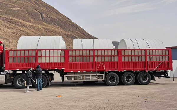 西和塑料桶装车完毕准备运输中
