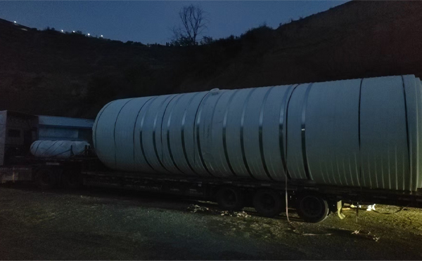 西和圆桶运输途中