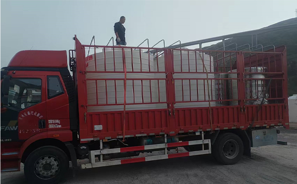 西和立式运输桶安排发货现场